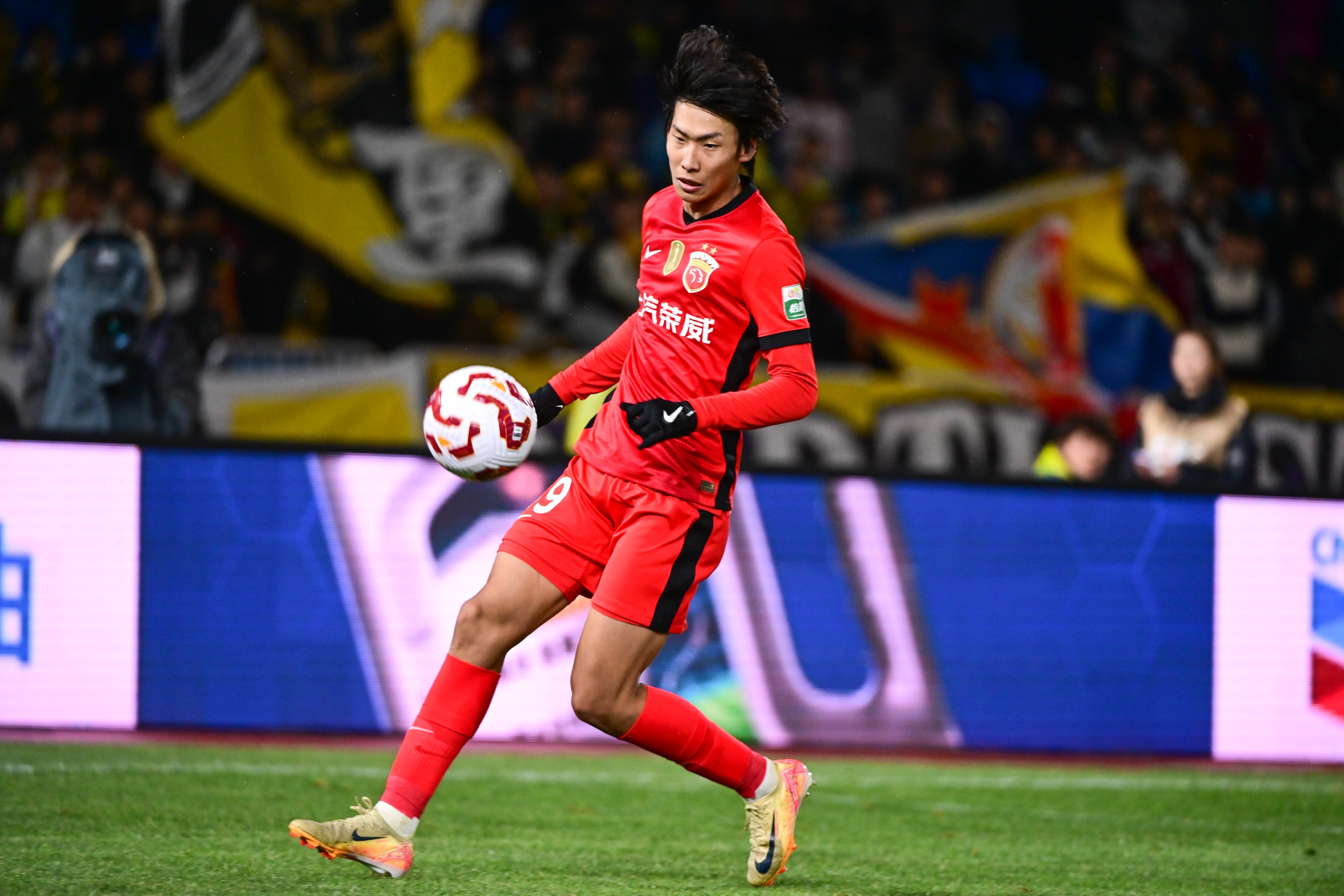  记者：李新翔、王钰栋也要感谢B名单制度，以前的U23政策是奇葩